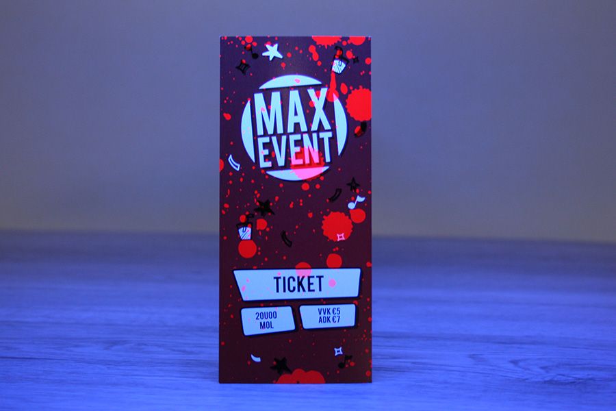hard tickets met extra beveiliging via onzichtbare inkt. Onder blacklight licht een patroon in rood op.